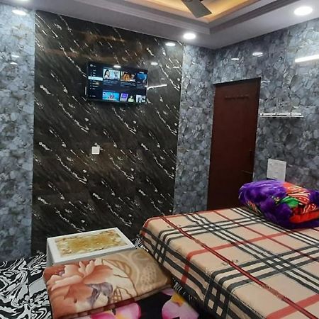 Aggarwal Luxury Room With Private Kitchen Washroom And Balcony Along With Fridge, Ac, Android Tv, Wifi In Main Lajpat Nagar Νέο Δελχί Εξωτερικό φωτογραφία