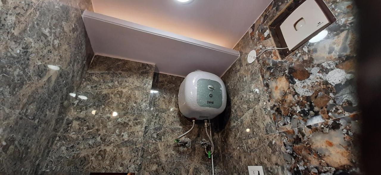 Aggarwal Luxury Room With Private Kitchen Washroom And Balcony Along With Fridge, Ac, Android Tv, Wifi In Main Lajpat Nagar Νέο Δελχί Εξωτερικό φωτογραφία