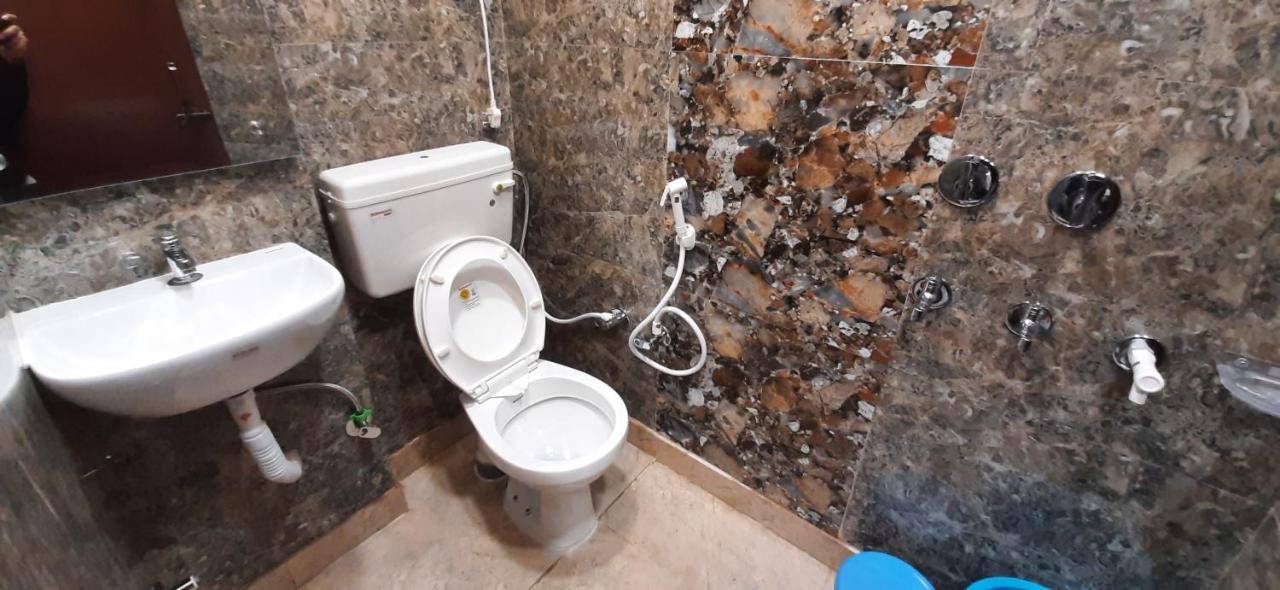 Aggarwal Luxury Room With Private Kitchen Washroom And Balcony Along With Fridge, Ac, Android Tv, Wifi In Main Lajpat Nagar Νέο Δελχί Εξωτερικό φωτογραφία