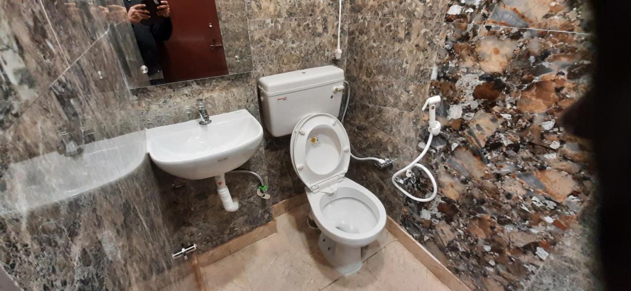 Aggarwal Luxury Room With Private Kitchen Washroom And Balcony Along With Fridge, Ac, Android Tv, Wifi In Main Lajpat Nagar Νέο Δελχί Εξωτερικό φωτογραφία